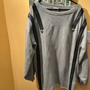 Oversized, grey, sweatshirt/dress with zipper details by Unique.